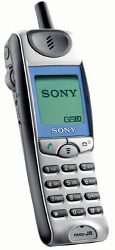 Sony CMD-J5  pris (utan abonnemang) 2 500-3 000 kronor mått (mm) 122x46x22 vikt (g) 85 g max taltid/passning (tim) 3 tim 20 min/140 tim ir/data/inbyggt modem nej/ja/ja 9,6 kbit/s möjligheter: Wap, EFR, smart ordlista (T9), webbläsare (Microsoft Mobile Explorer), mejl, gör egna ringsignaler, vibrator, 4 spel, 500 poster i telefonboken, synka med pc, högtalarfunktion, världstid, 20 ringsignaler, kalender, valutaomvandlare, att-göra-lista, alarm.