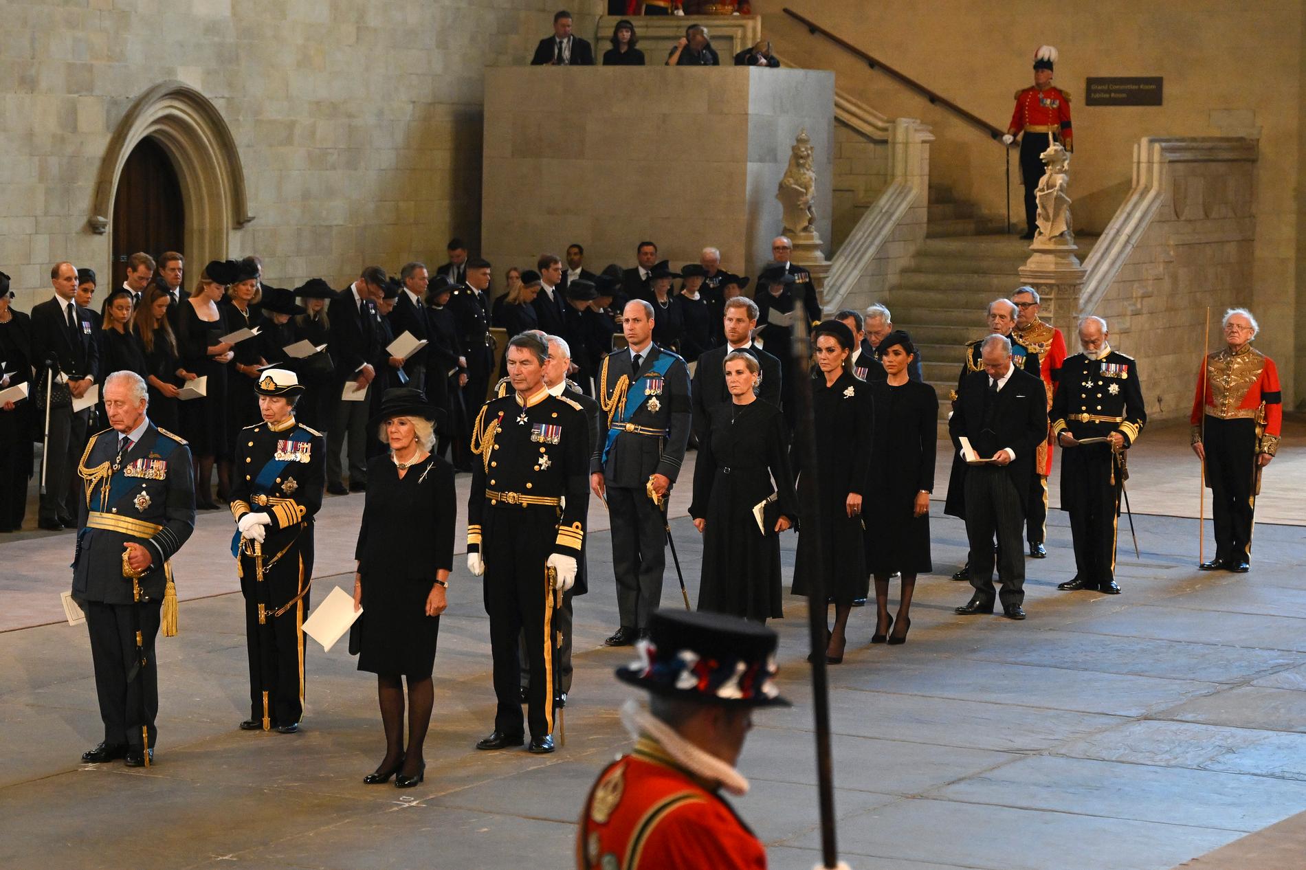 Medlemmar ur kungafamiljen på plats i Westminster Hall.