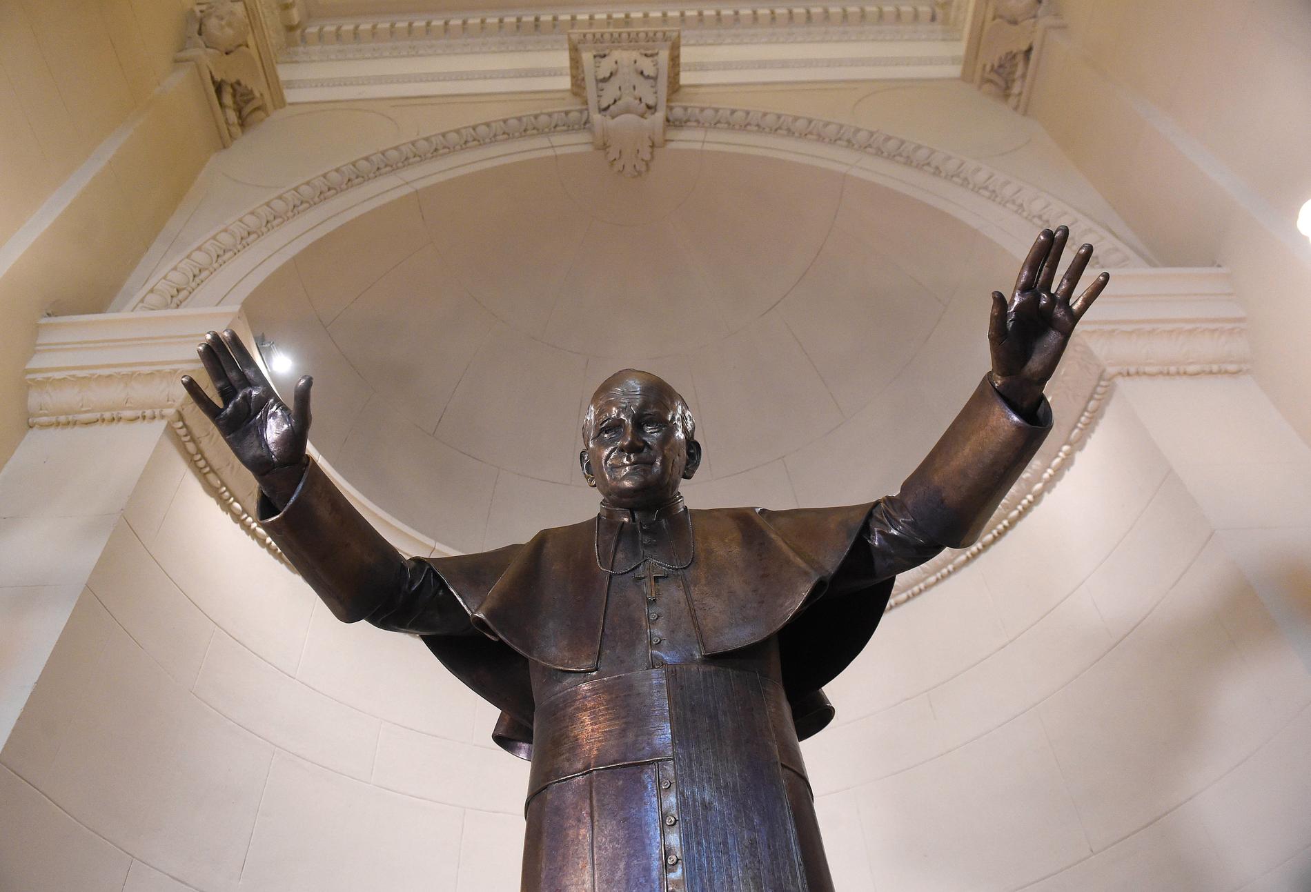 Påven Johannes Paulus II som staty i St Stephen Basilica i Budapest.