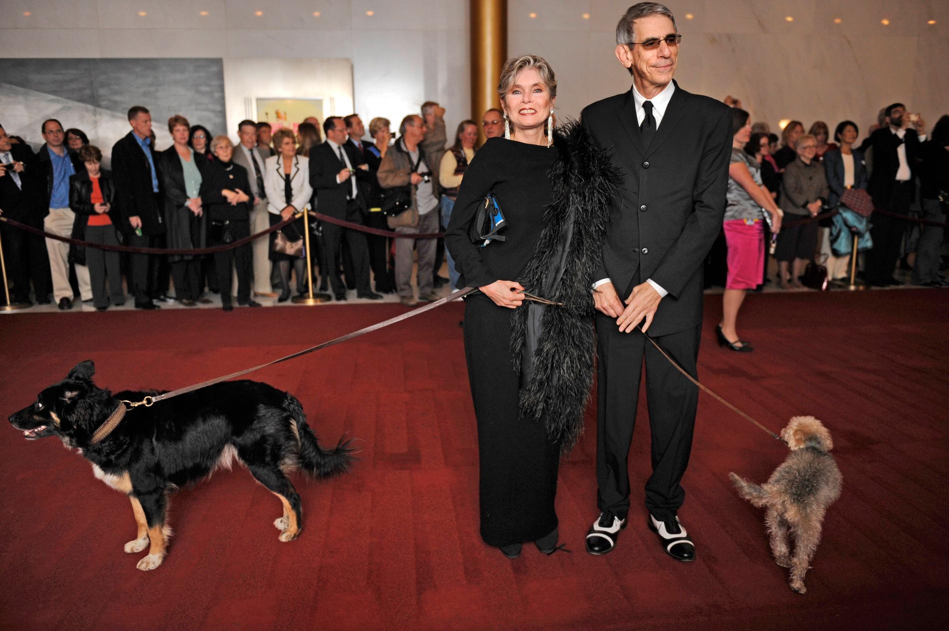 Skådespelaren Richard Belzer tillsammans med sin fru Harlee Belzer och deras två hundar. Arkivbild från 2008.