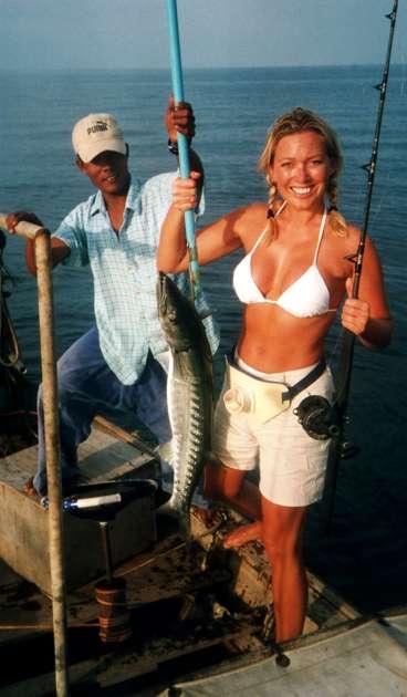 Fångad - till slut - Linda Isacsson visar upp sin 12-kilos barracuda.