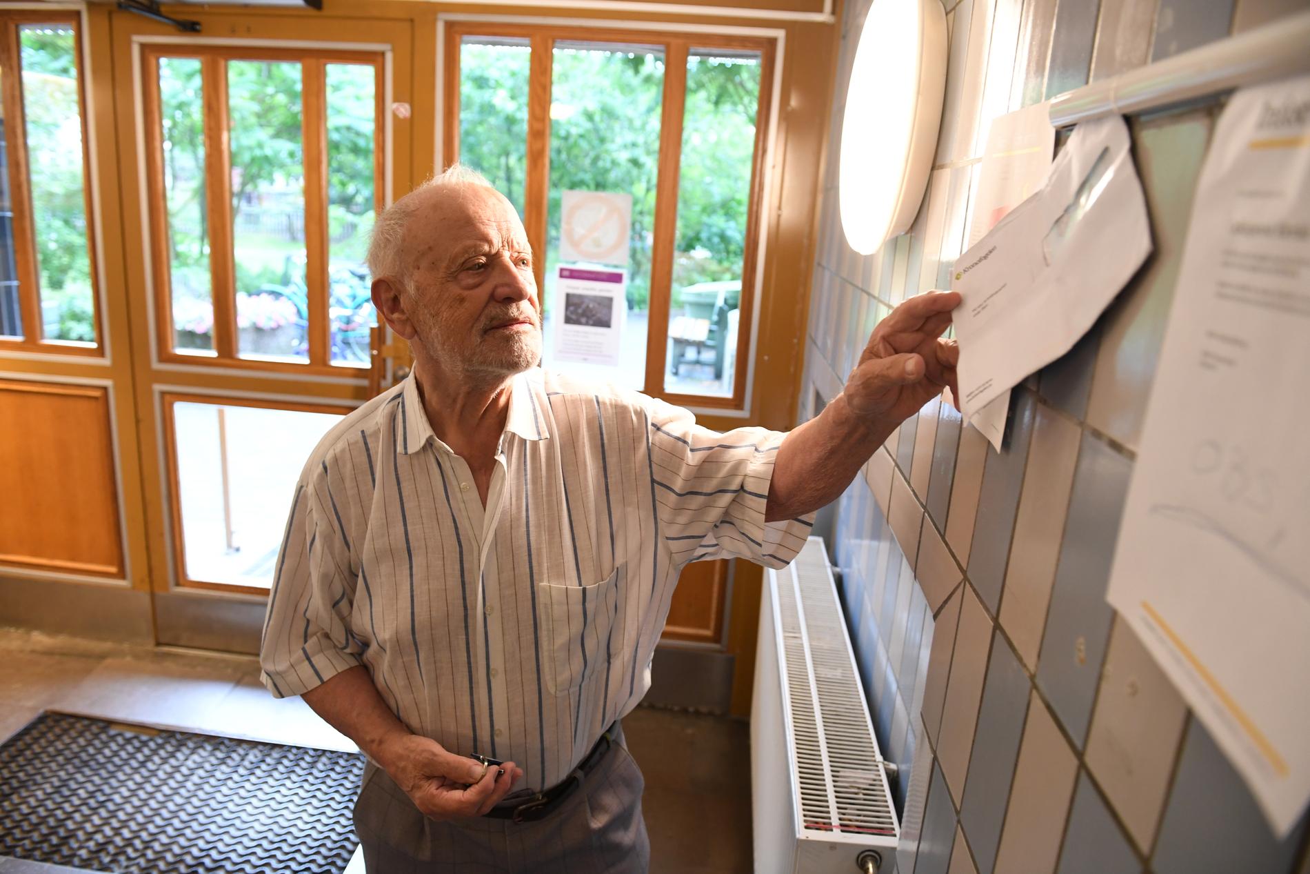 89-årige Kjell Redmo brukar få rycka in och agera brevbärare när posten hamnat fel.