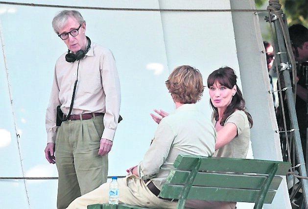 Woody Allen ger direktiv till Owen Wilson och Carla Bruni under inspelningen av kommande filmen ”Midnight in Paris”.
