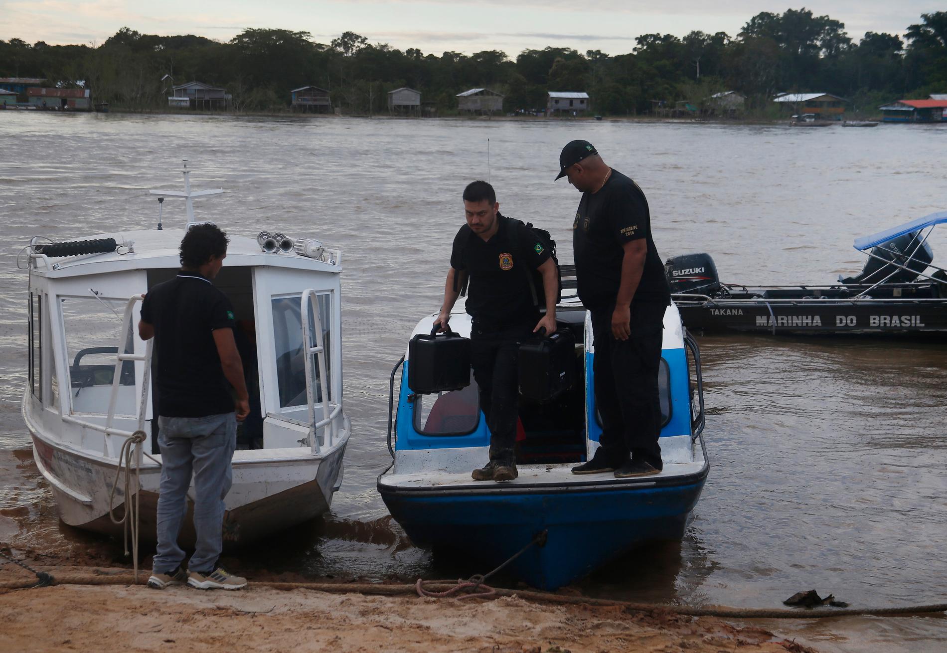 Brasiliansk polis fortsätter att leta efter de två försvunna männen. Bild från tisdagen.