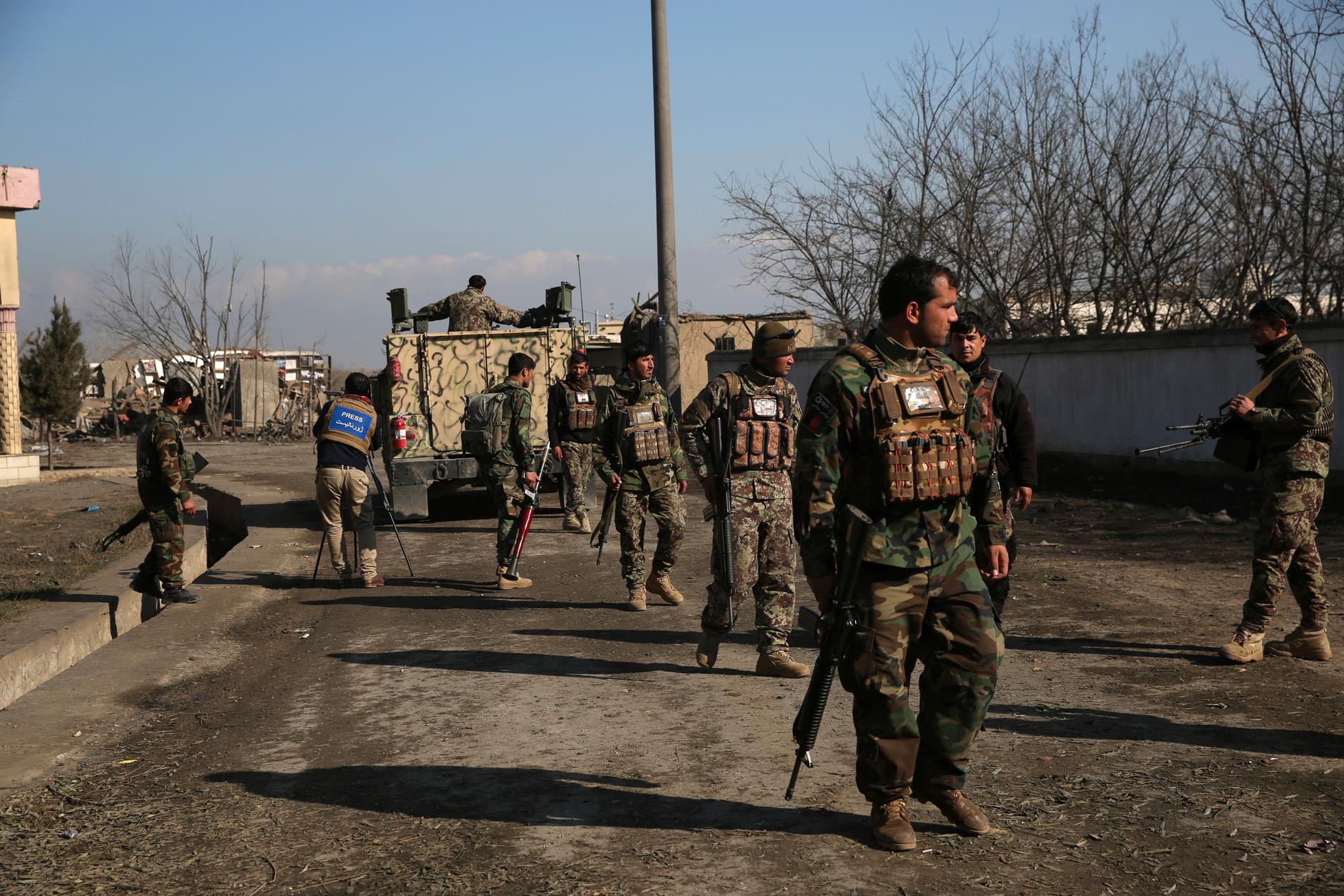 Säkerhetsstyrkor i närheten av flygbasen Bagram i Afghanistan efter onsdagens attack.