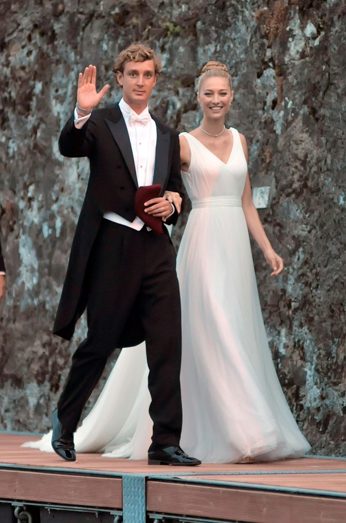 Inför kvällens fest svidade paret om till ytterligare två stiliga outfits och brudens klänning var återigen designad av Giorgio Armani.