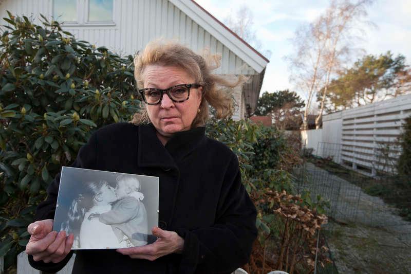 Brorsdottern Christina Ekberg, 61, sörjer sin faster. Den lilla bilden föreställer Christina som treåring i Anitas famn.Foto
