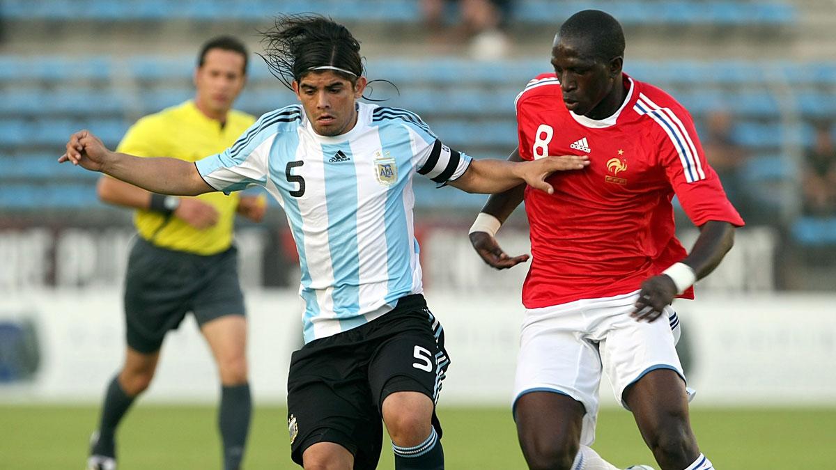 Moussa Sissoko, till höger, i närkamp med Argentinas Ever Banega under en U21-match i Toulon.