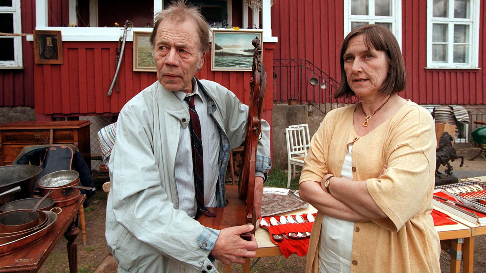 Gunilla Nyroos och Leif Hedberg som Lillemor och Erik Andersson i tv-serien ”Hem till byn”. 