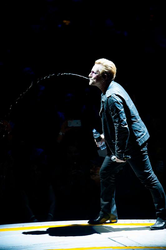 SPOTTLIGHTEN PÅ STJÄRNAN Bono släcker som alltid törsten - och skickar en stråle som på storbildsskärmen ser ut att hamna rakt på The Edge.