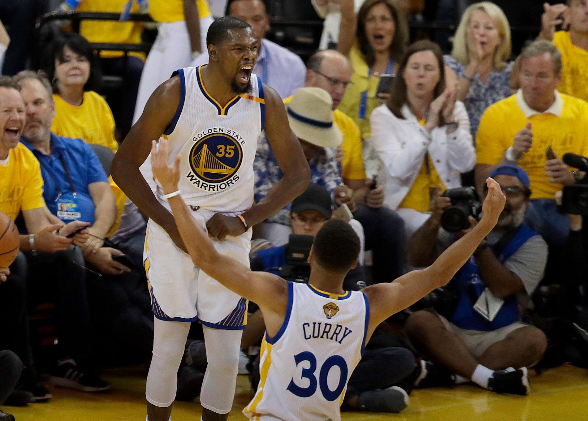 Golden States forward Kevin Durant firar poäng under matchen med Stephen Curry.