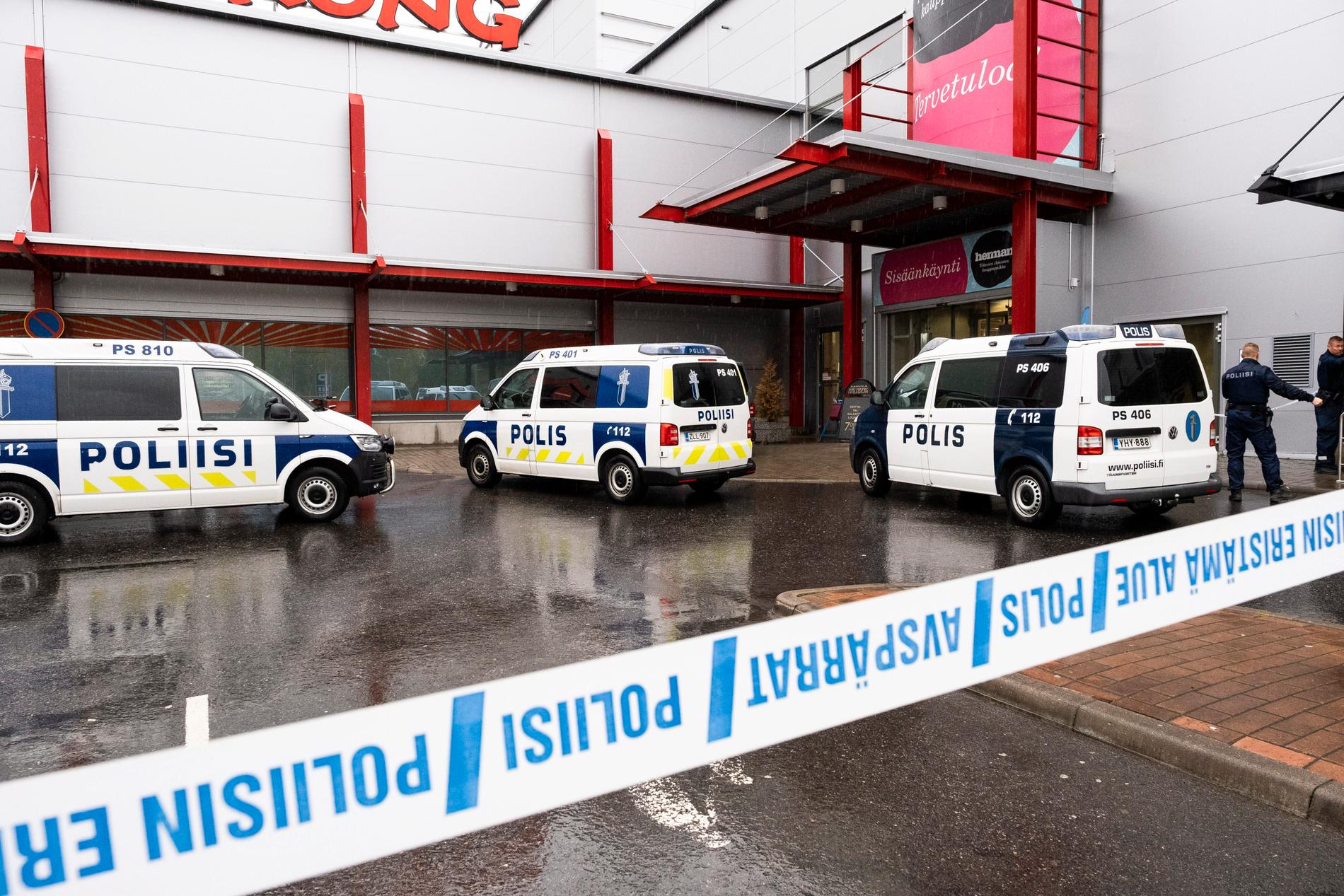 Polispatruller vid yrkesskolan som ligger i ett köpcentrum strax utanför Kuopio i Finland. Bild från den 1 oktober.