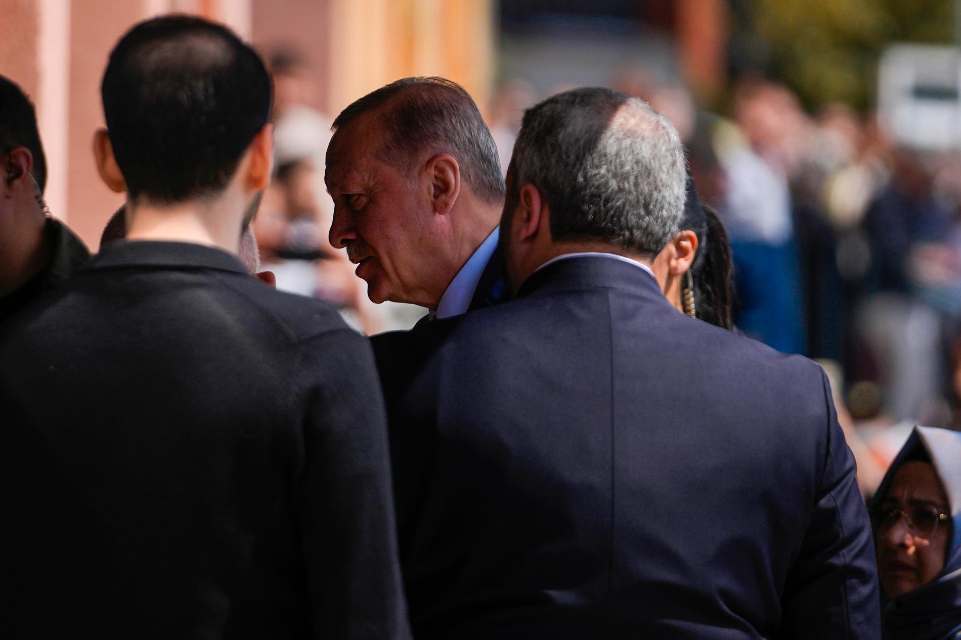 Recep Tayyip Erdogan på väg till en vallokal i Istanbul på söndagen. 
