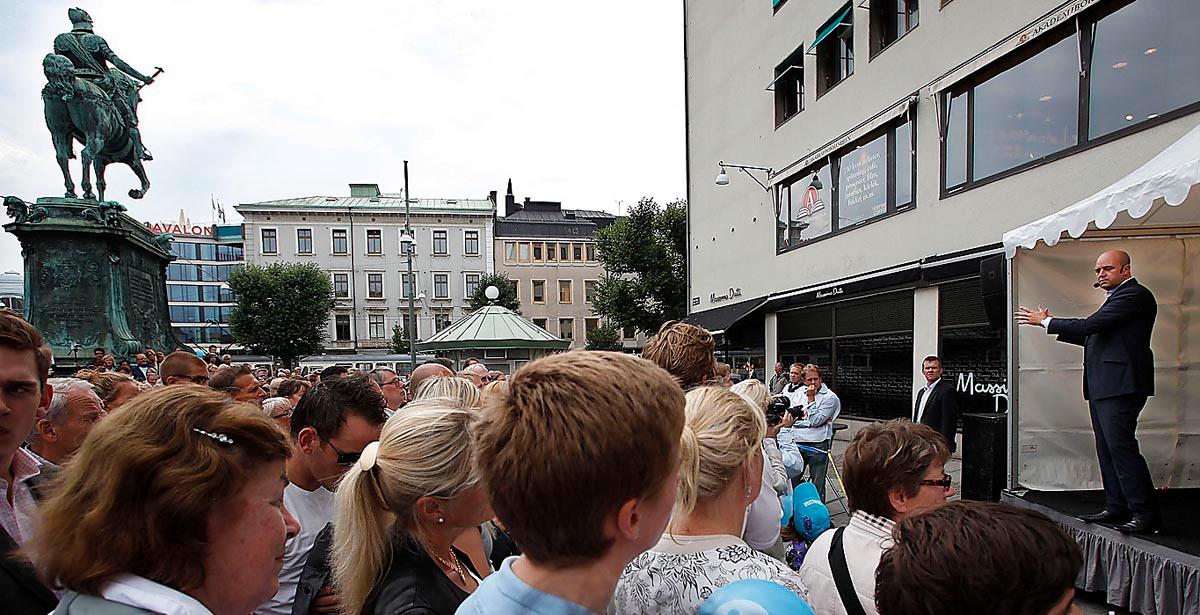 OVIKTIGT VAL? 1,2 miljoner väljare får rösta i omvalet i Västra Götaland. Men Fredrik Reinfeldt vägrar att debattera mot Håkan Juholt. ­Därmed skickar han en tydlig signal till väljarna: valet är inte viktigt. På bilden syns Fredrik Reinfeldt tala i Göteborg inför förra valet.