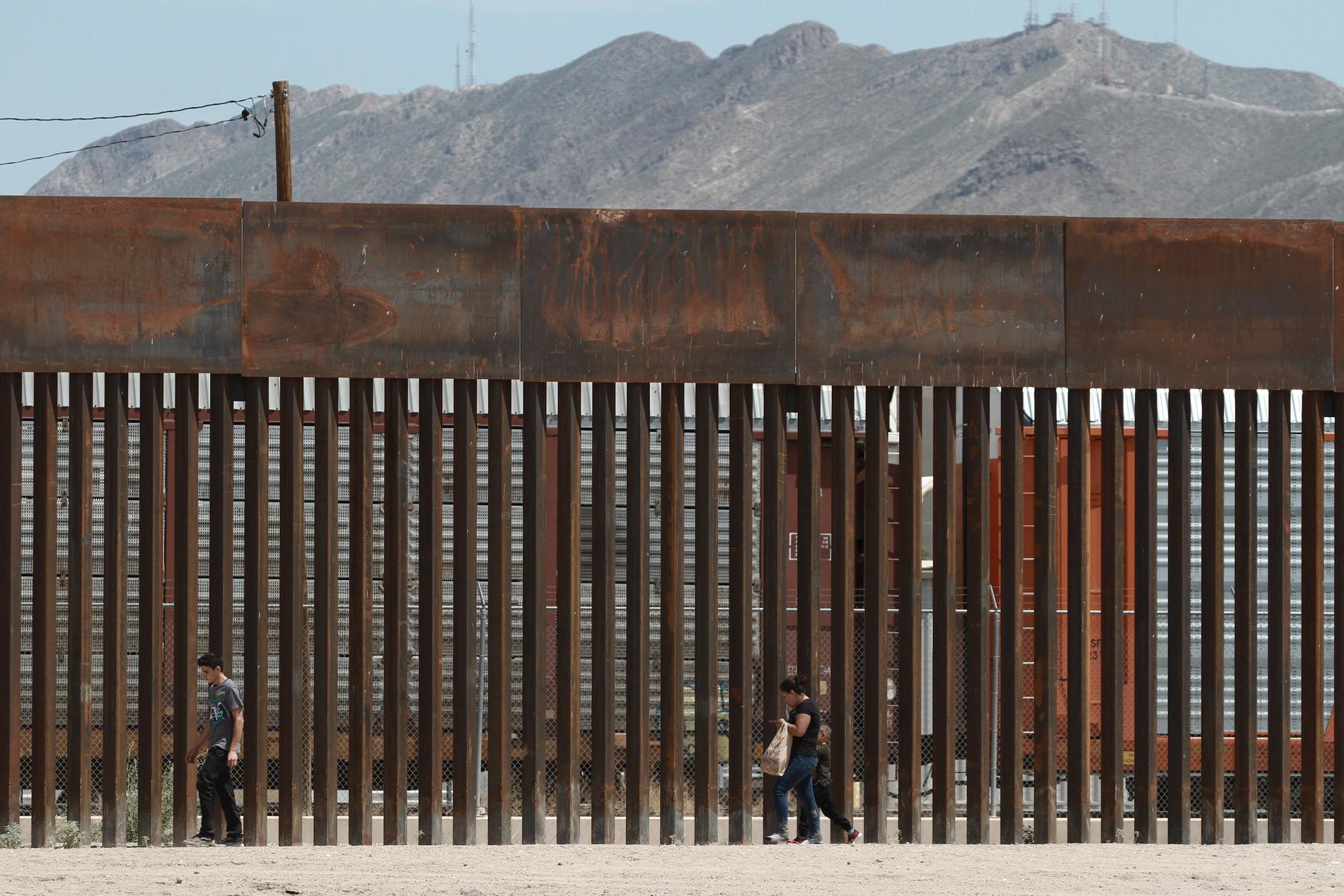 Gränsbarriären mellan El Paso, USA, och Ciudad Juárez, Mexiko, i juli i år. Stora delar av gränsen har redan murar och stängsel, men för president Trump är det en profilfråga att förstärka gränsbevakningen ytterligare.