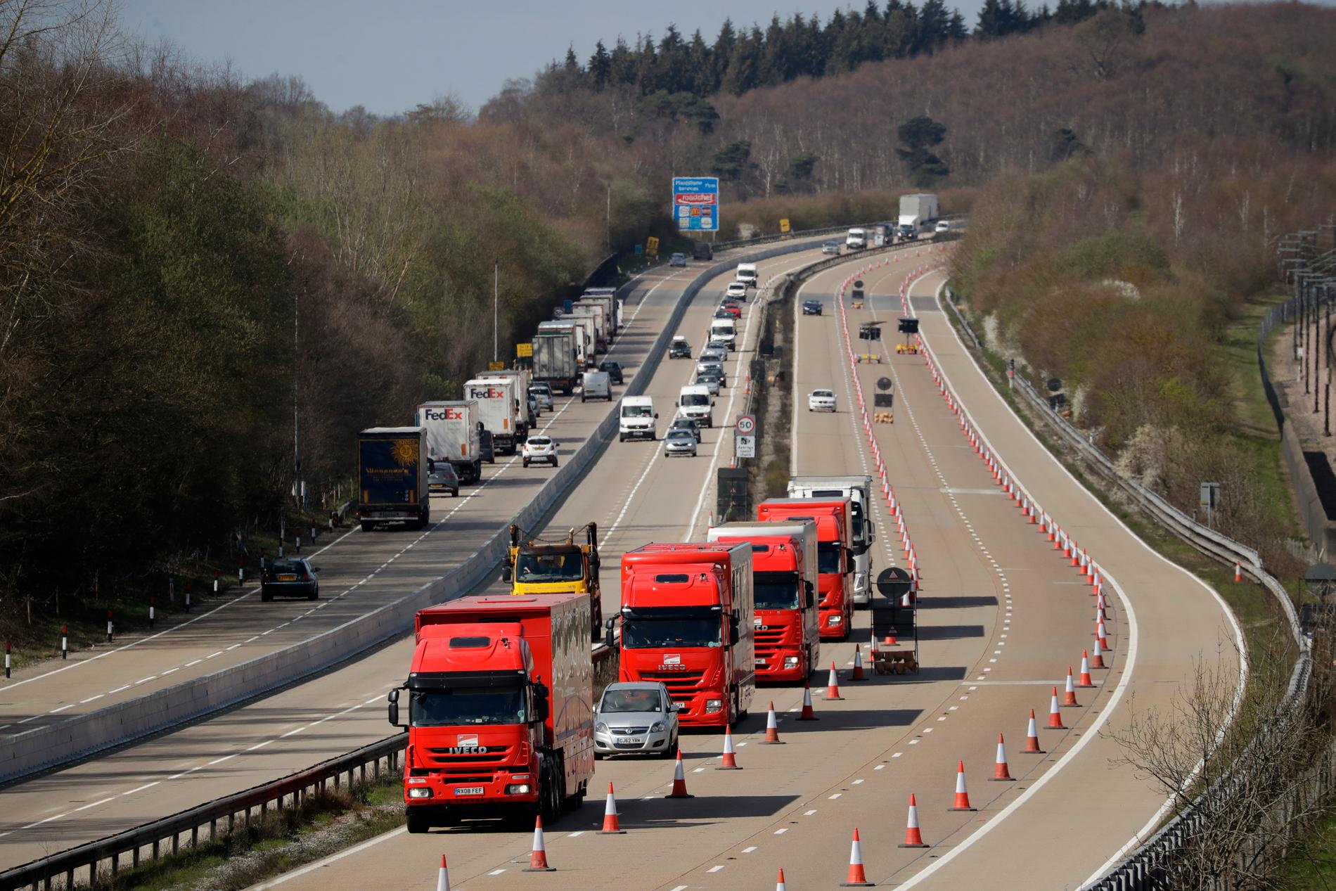 Lastbilstrafiken är en ständig stridsfråga i EU. Lastbilarna på bilden, som övar inför brexit, har dock inget med cabotagestriden att göra. Arkivbild.