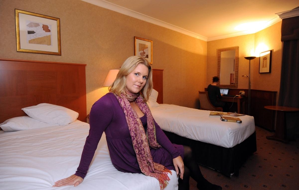 Reportern Susanne Nylén spanar in hotellrummet i London hon hyrt som grisen i säcken. Det är stort – och billigt.