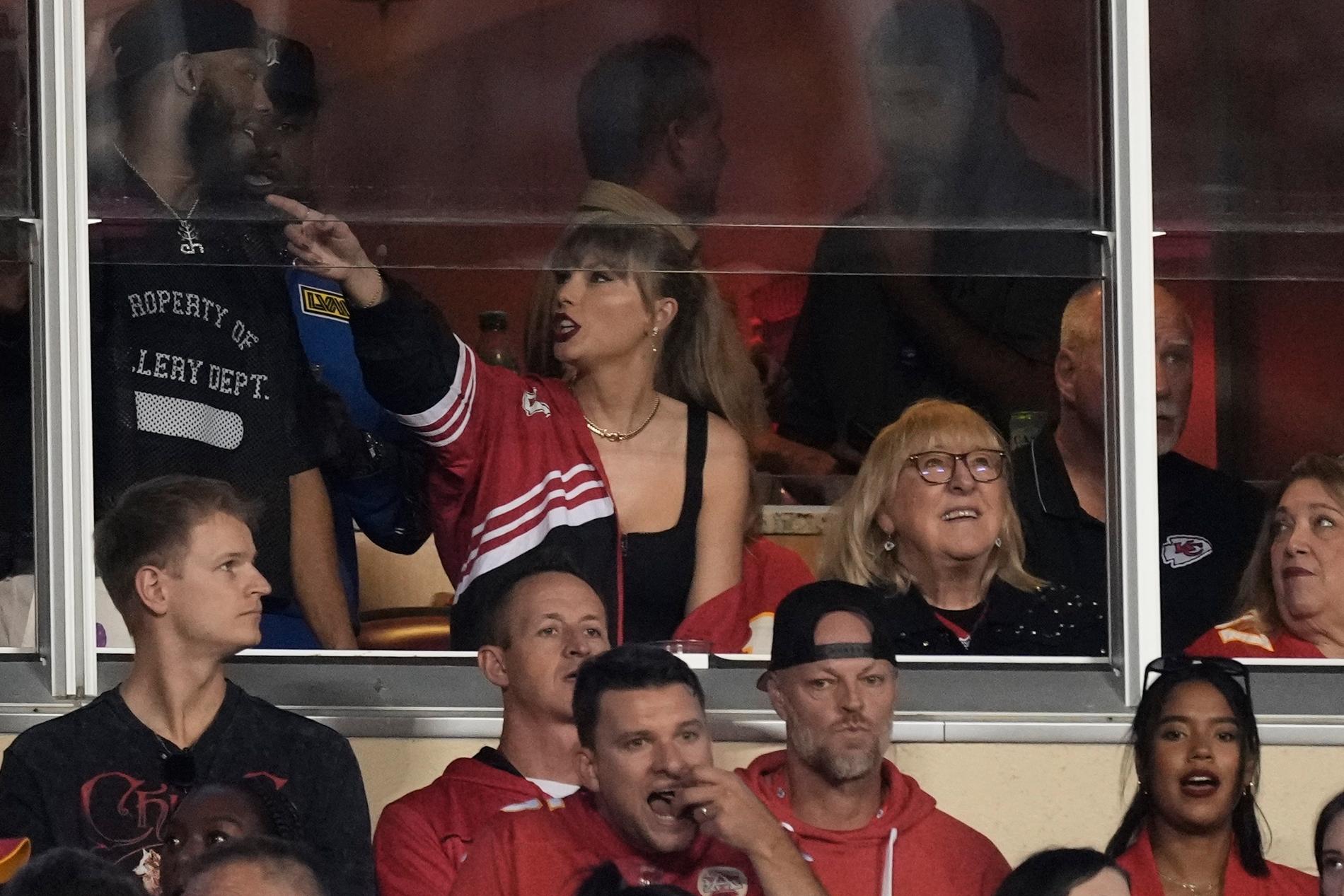 Taylor Swift och Travis Kelces mamma Donna på läktaren under matchen mellan Kansas City Chiefs och Denver Broncos på torsdagskvällen. 