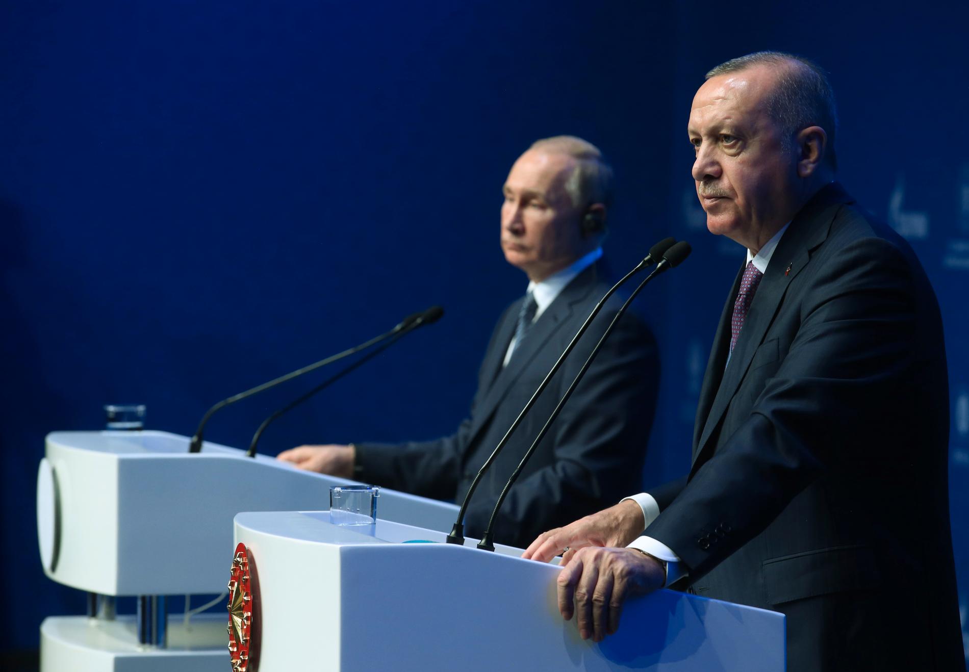 Turkiets president Recep Tayyip Erdogan, till höger, och Rysslands Vladimir Putin under en presskonferens efter mötet i Istanbul i onsdags.
