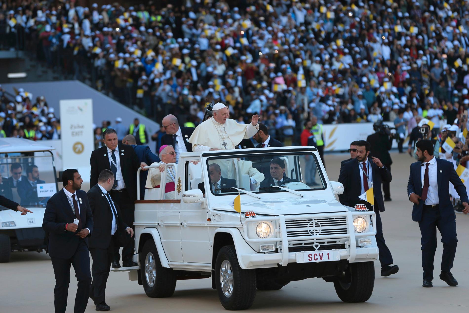 Påven anlände i en vit jeep till publikens jubel.