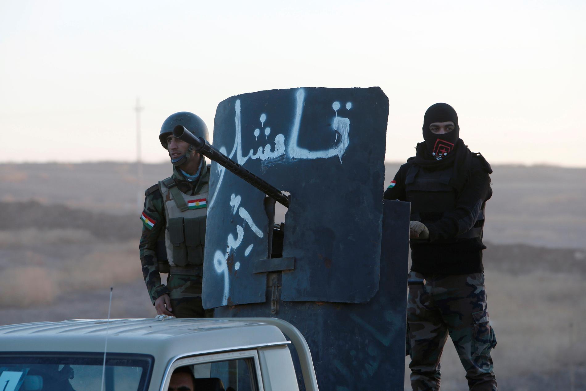 Peshmerga-styrkor närmar sig staden österifrån.