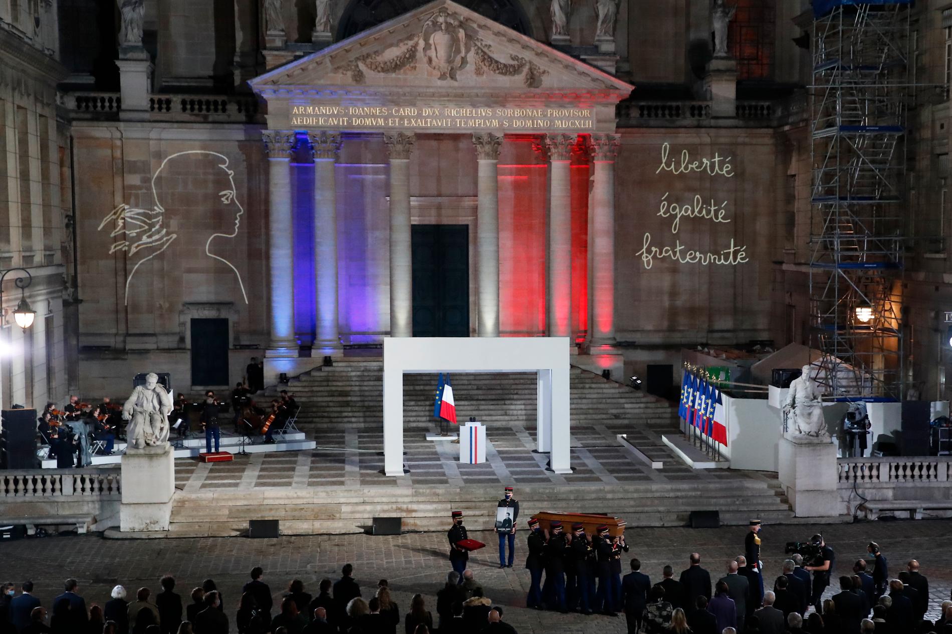 Kistan med den mördade läraren Samuel Patys kvarlevor utanför universitetet Sorbonne i Paris, där en nationell minneshögtid hölls på onsdagen. Frankrikes president Emanuel Macron talade vid ceremonin.