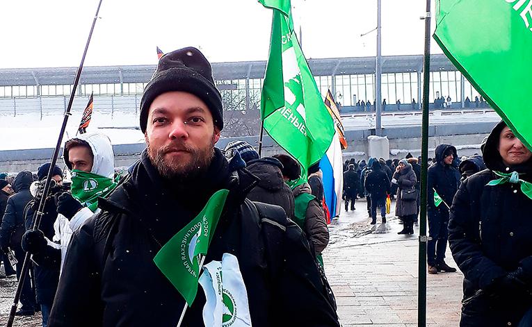 Ryske journalisten Mika Velikovskij utanför Luzkniki-arenan som uppklädd och betald Putinanhängare.