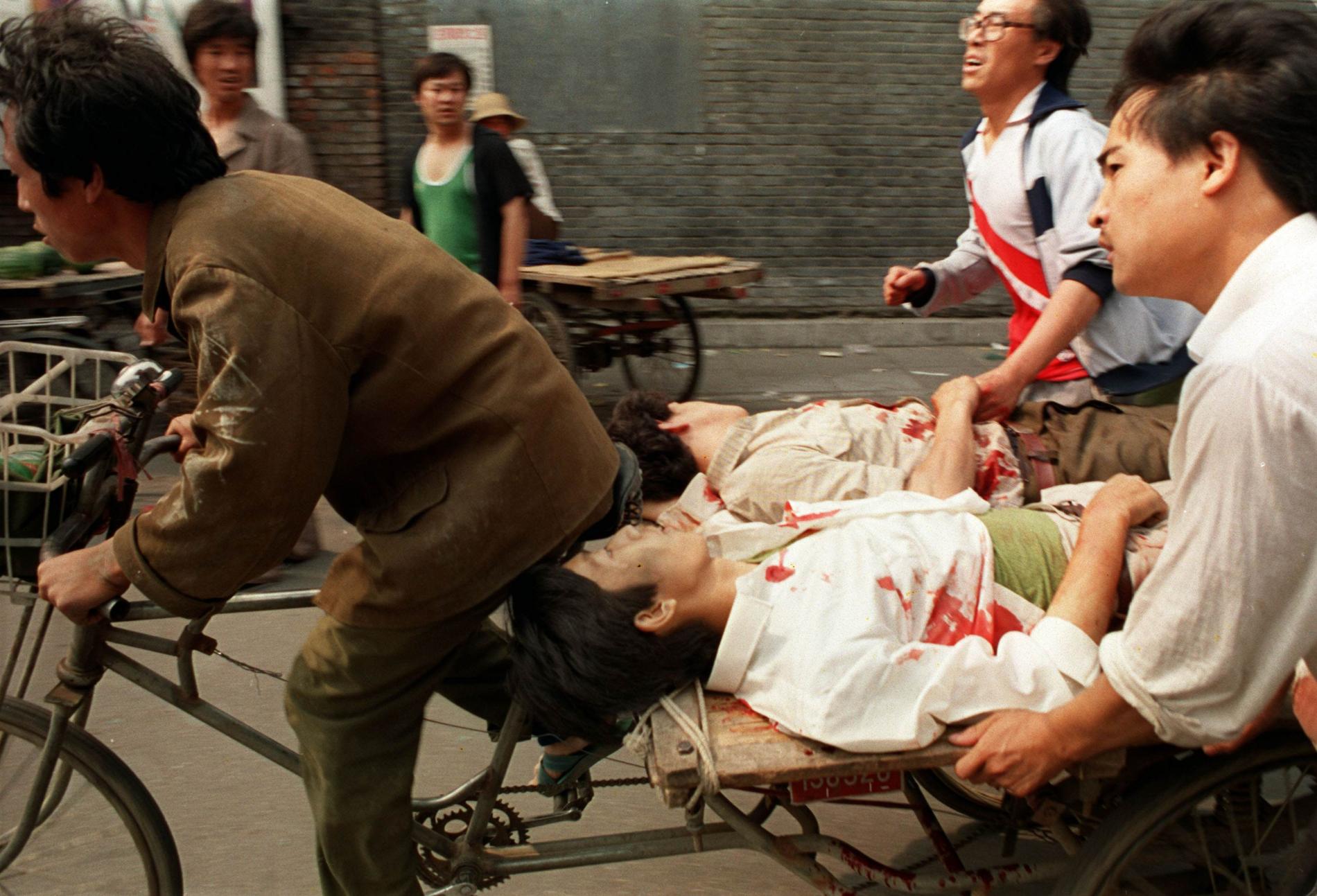 Många av de som skadades under massakern på Himmelska fridens torg i Peking 1989 fördes till sjukhus av meddemonstranter på cykel. Än i dag är det oklart hur många som miste livet i den kinesiska militärens angrepp på demonstrationen, men tusentals tros ha dödats eller skadats. Arkivbild.