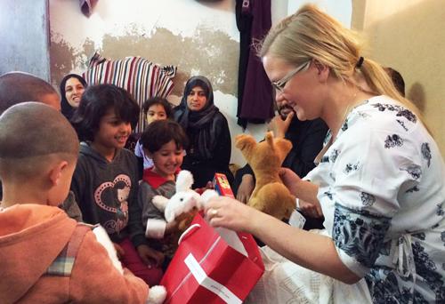 Hepaticas styrelseordförande Julia Kronlid delar ut julklappar till barn på ett flyktingcenter i Libanon. Vi vill ha samma möjlighet för våra projekt som övriga partier, skriver debattörerna.