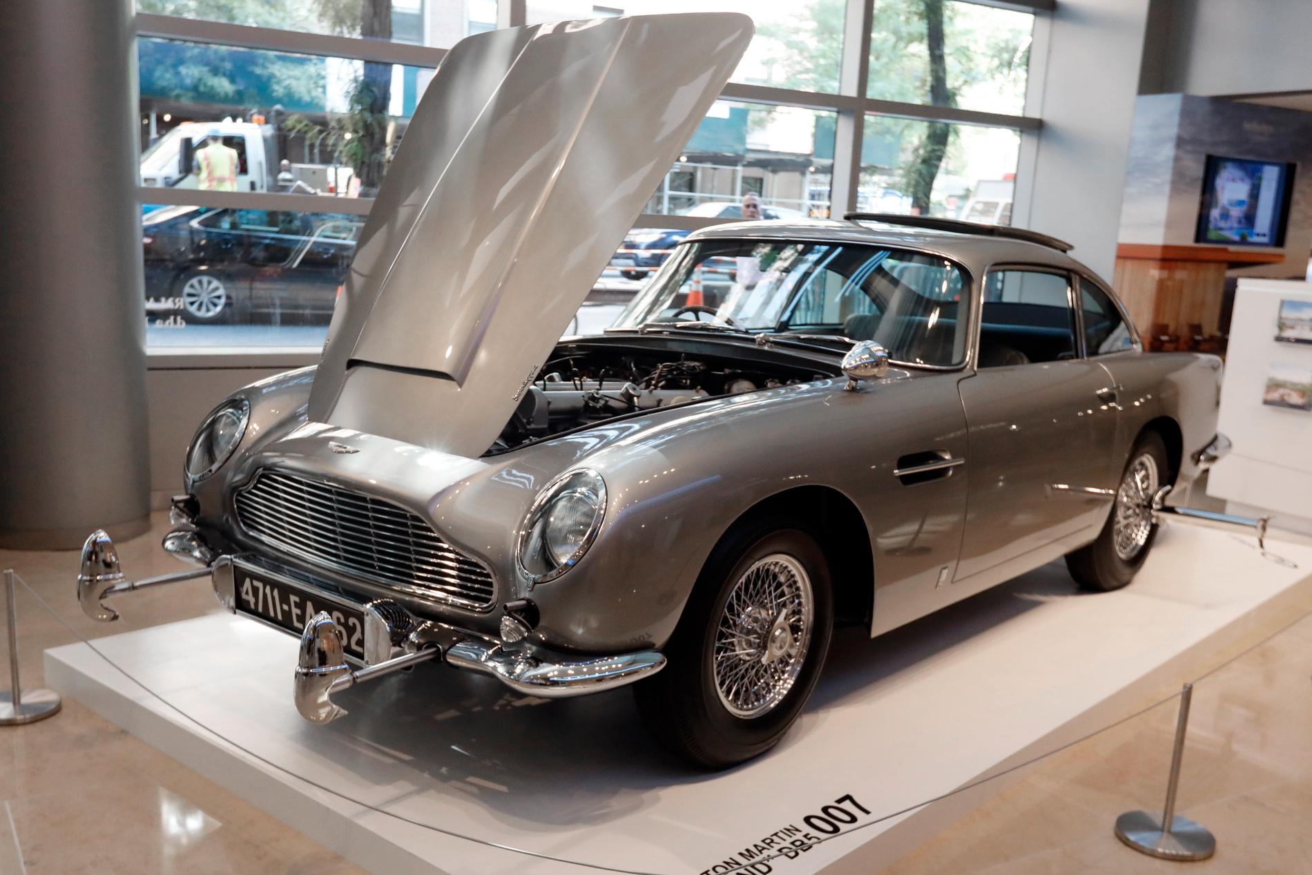 En av tre orginalbilar av Aston Martin DB5 såldes  på Sotheby’s i New York för rekordpriset 60,6 miljoner.