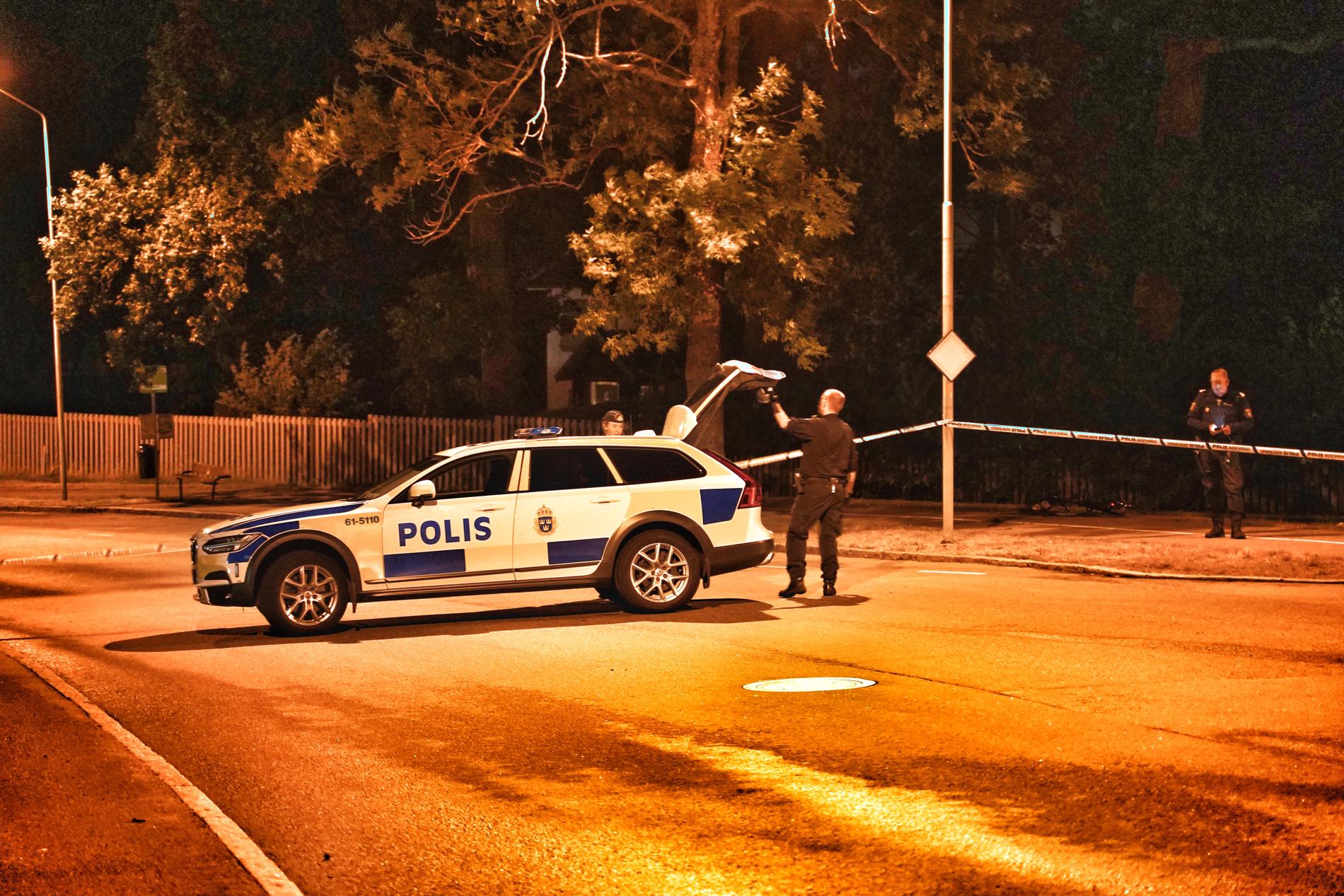Polisen spärrade av ett stort område nära centrala Växjö efter skottlossningen.