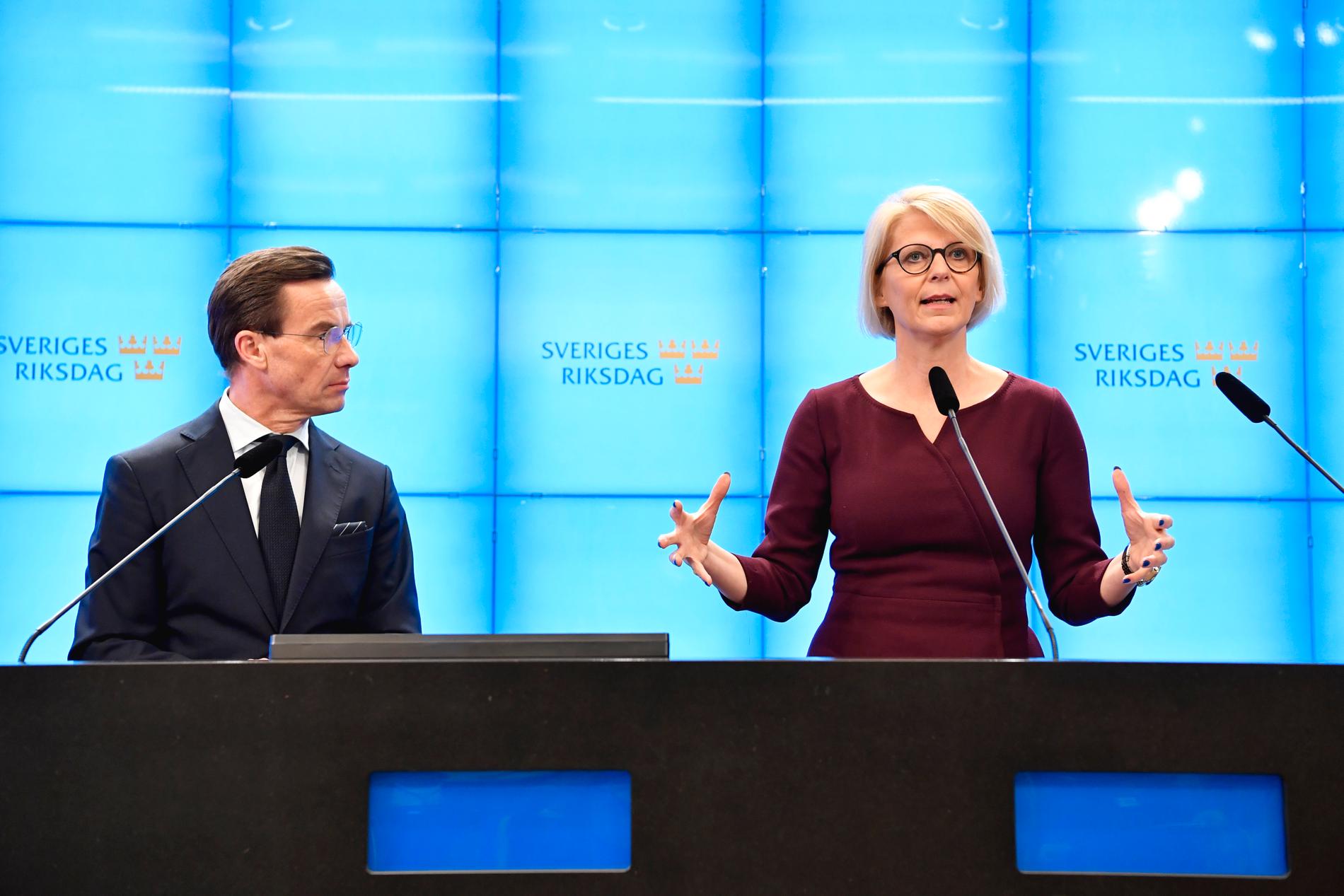Moderaternas partiledare Ulf Kristersson och M:s ekonomisk-politiska talesperson Elisabeth Svantesson vill att företag tillfälligt ska slippa betala arbetsgivaravgift.
