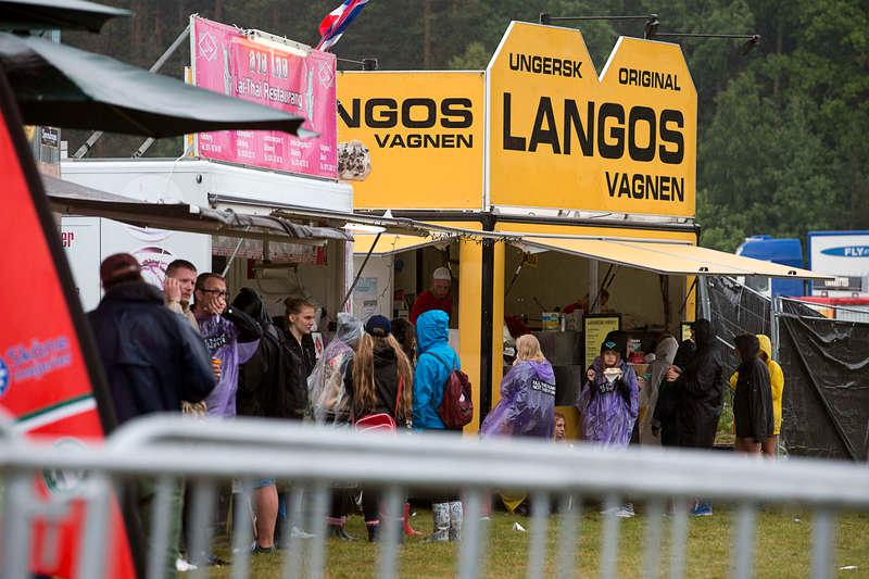 Som en blöt filt Våta besökare tröstar sig vid langosståndet under Hultsfredsfestivalen i går. Vädret påverkar stämningen under en festival som präglas av ekonomiska besvär.