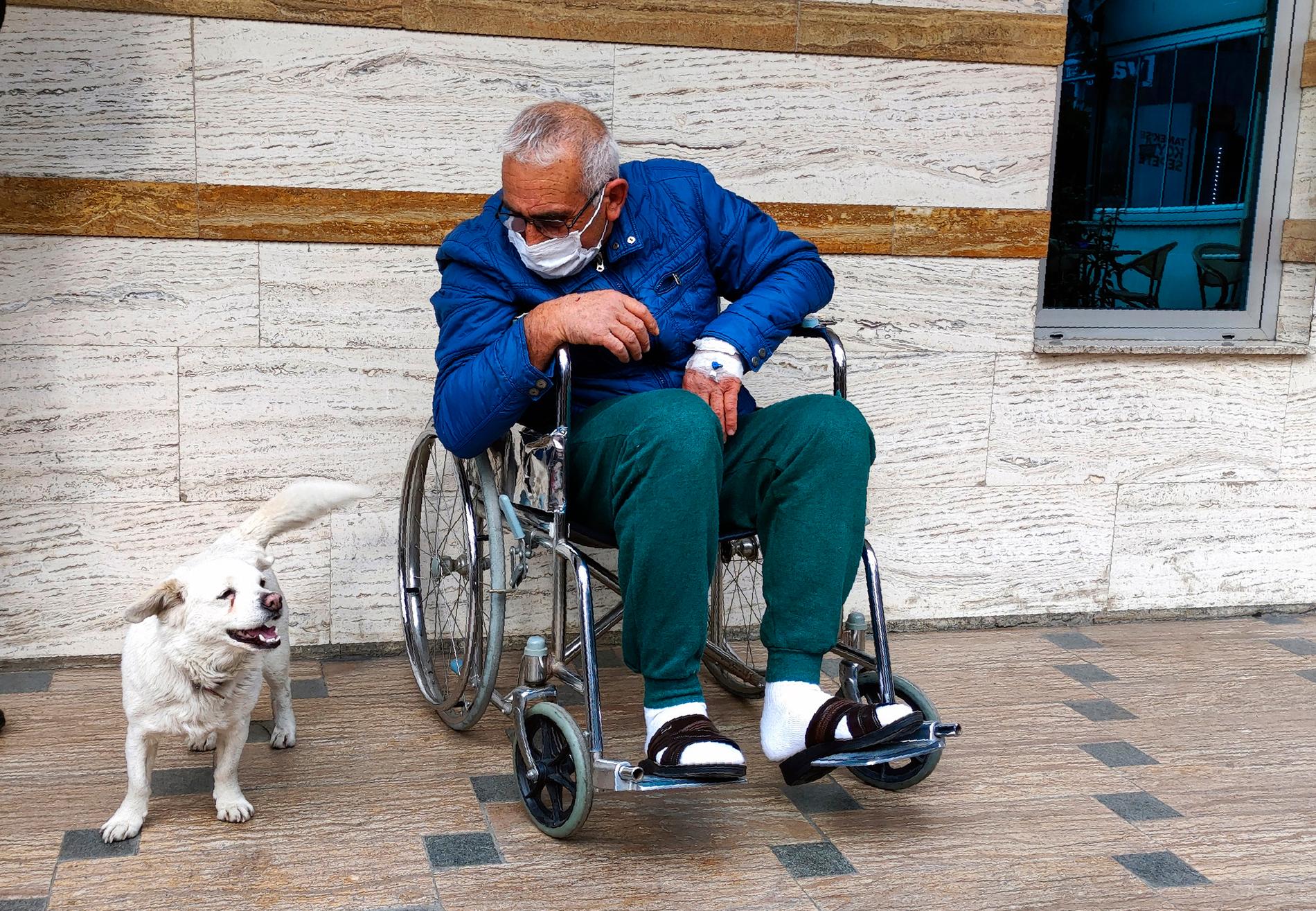 Cemal Sentürk med sin hund Boncuk utanför sjukhuset i Trabzon i östra Turkiet. Bilden är från den 20 januari.