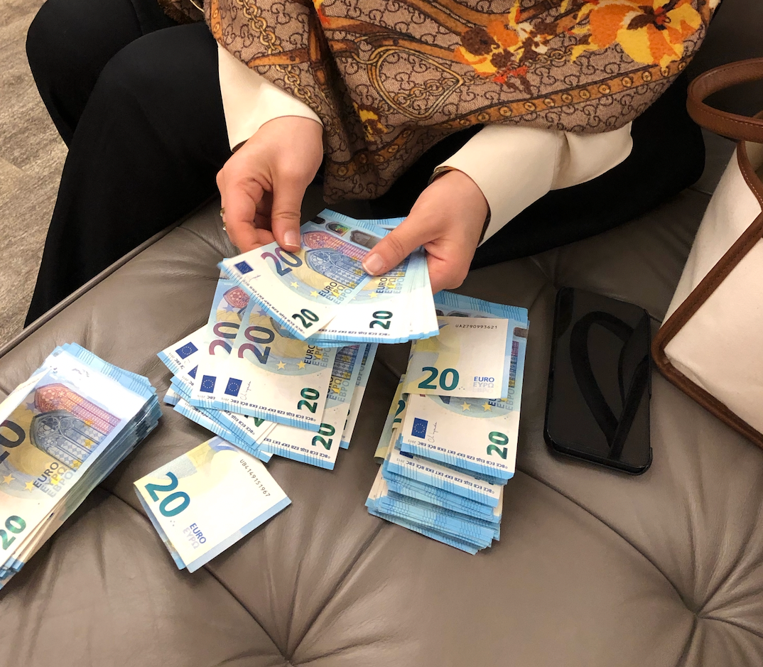 Lena fick betala allt i kontanter, vilket hon tyckte var obehagligt.  Hon har ännu inte fått något kvitto på varken den betalningen eller andra utgifter under veckan i Turkiet. 