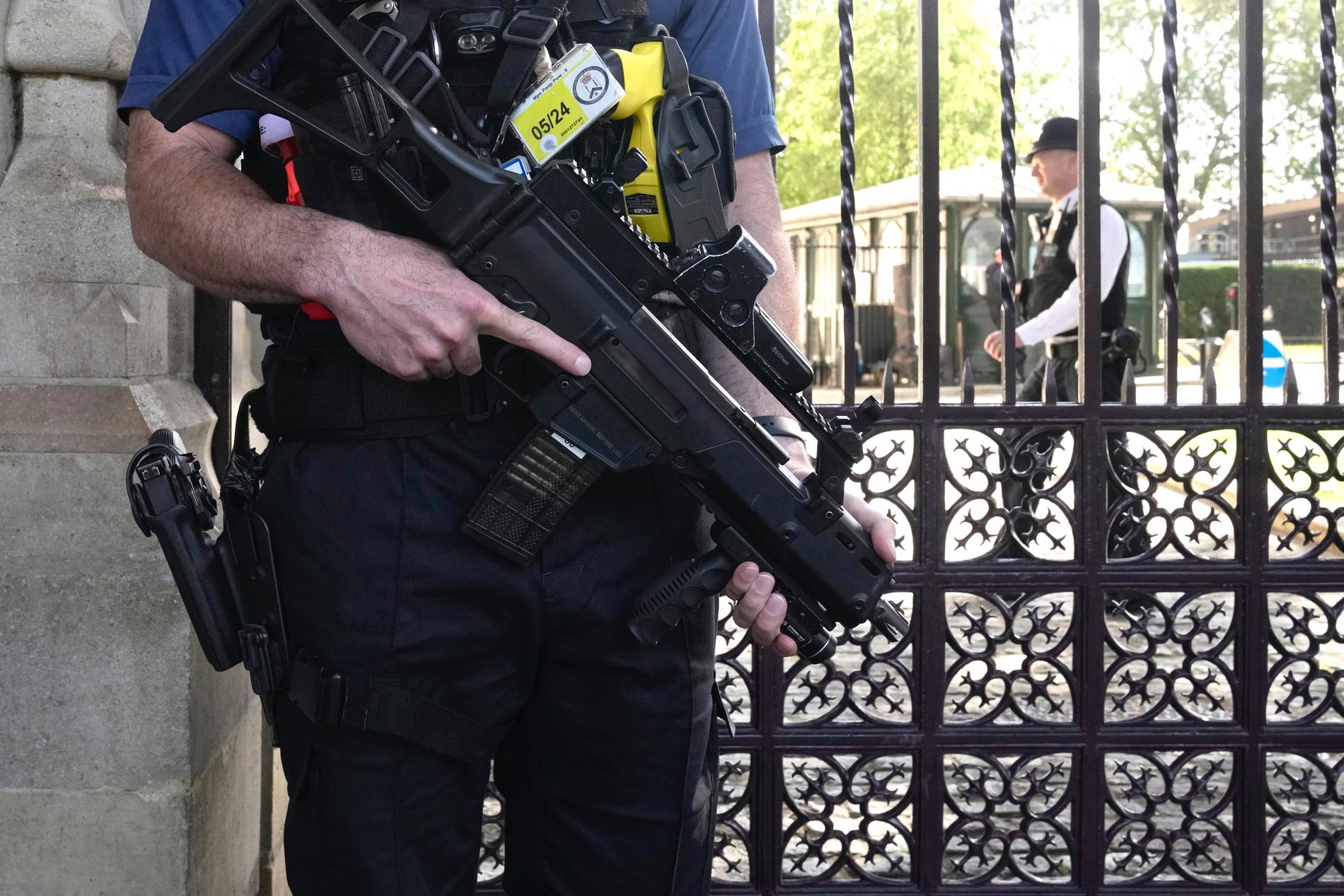 Beväpnade brittiska poliser känner sig otrygga på jobbet efter att en av dem åtalats för att ha skjutit en svart man i huvudet.
