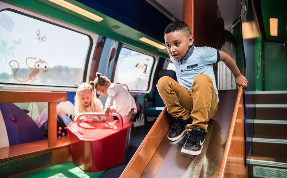 I Schweiz har man förvandlat en tågvagn till lekland för alla barn med spring i benen. 