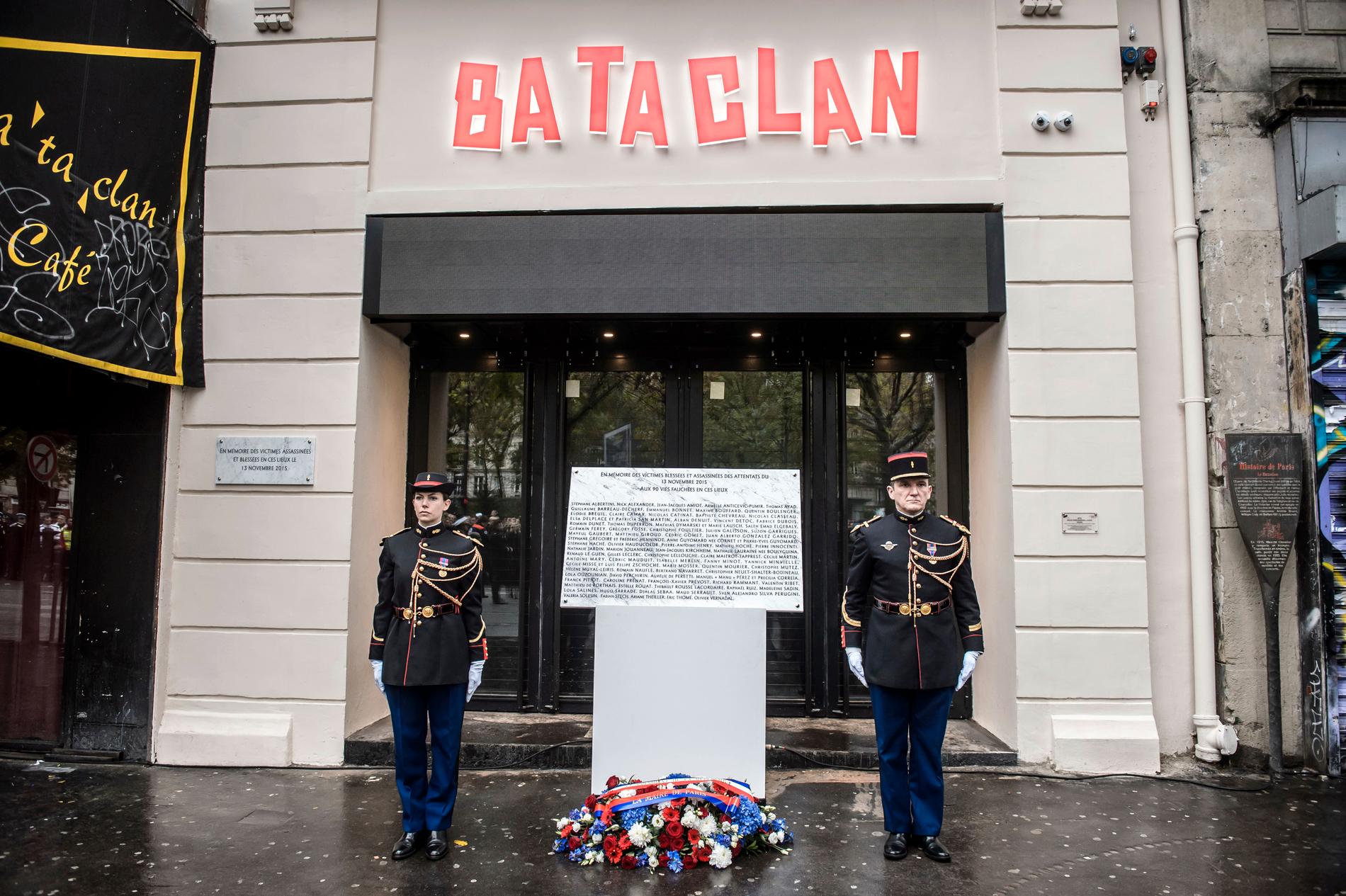 En ceremoni hölls utanför konserthuset Bataclan efter terrordådet.