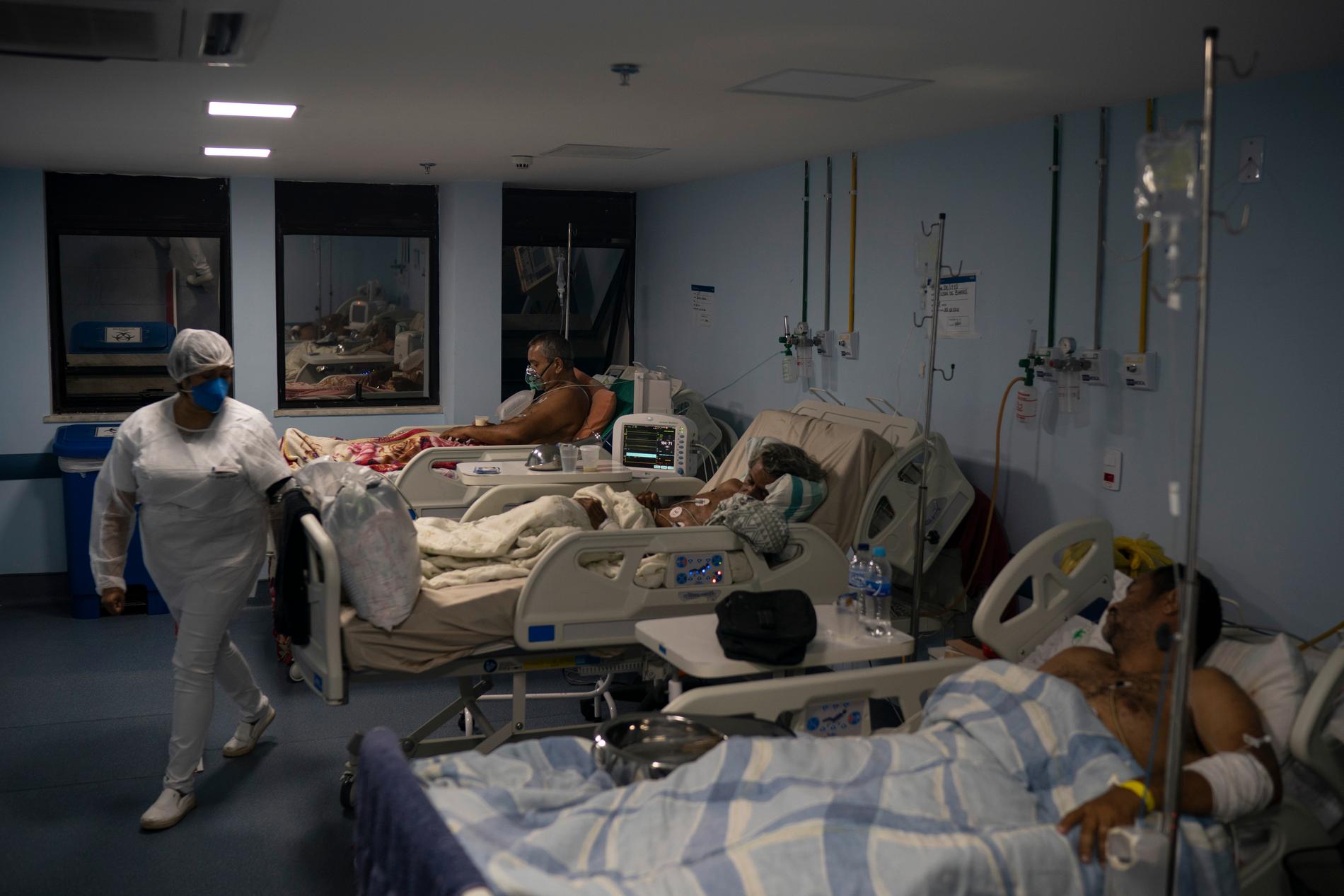 En läkare på Albert Schweitzer-sjukhuset i Rio de Janeiro berättar att personalen tvingas binda fast patienter i sina sjukhussängar. 