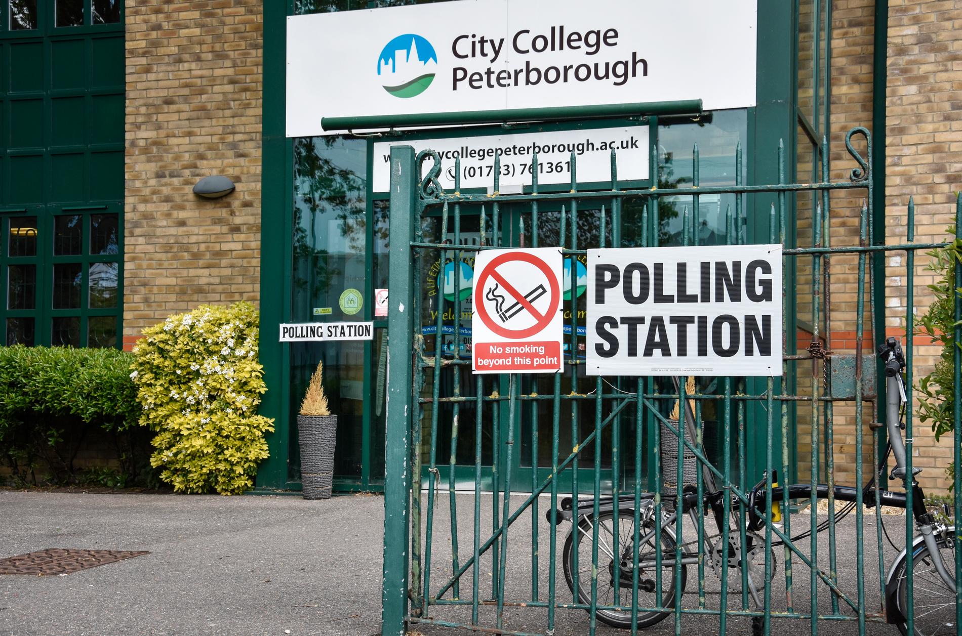 Trycket är inte särskilt hårt på vallokalerna i torsdagens lokalval i England och Nordirland. Valdeltagandet väntas bara ligga kring 30 procent på många håll.