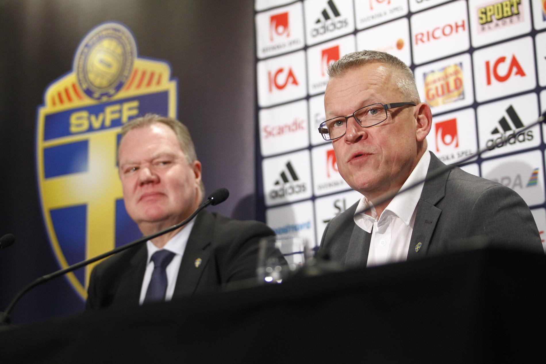 Här presenteras Janne Andersson som ny svensk förbundskapten. Till vänster ordföranden i Svenska Fotbollförbundet Karl-Erik Nilsson.