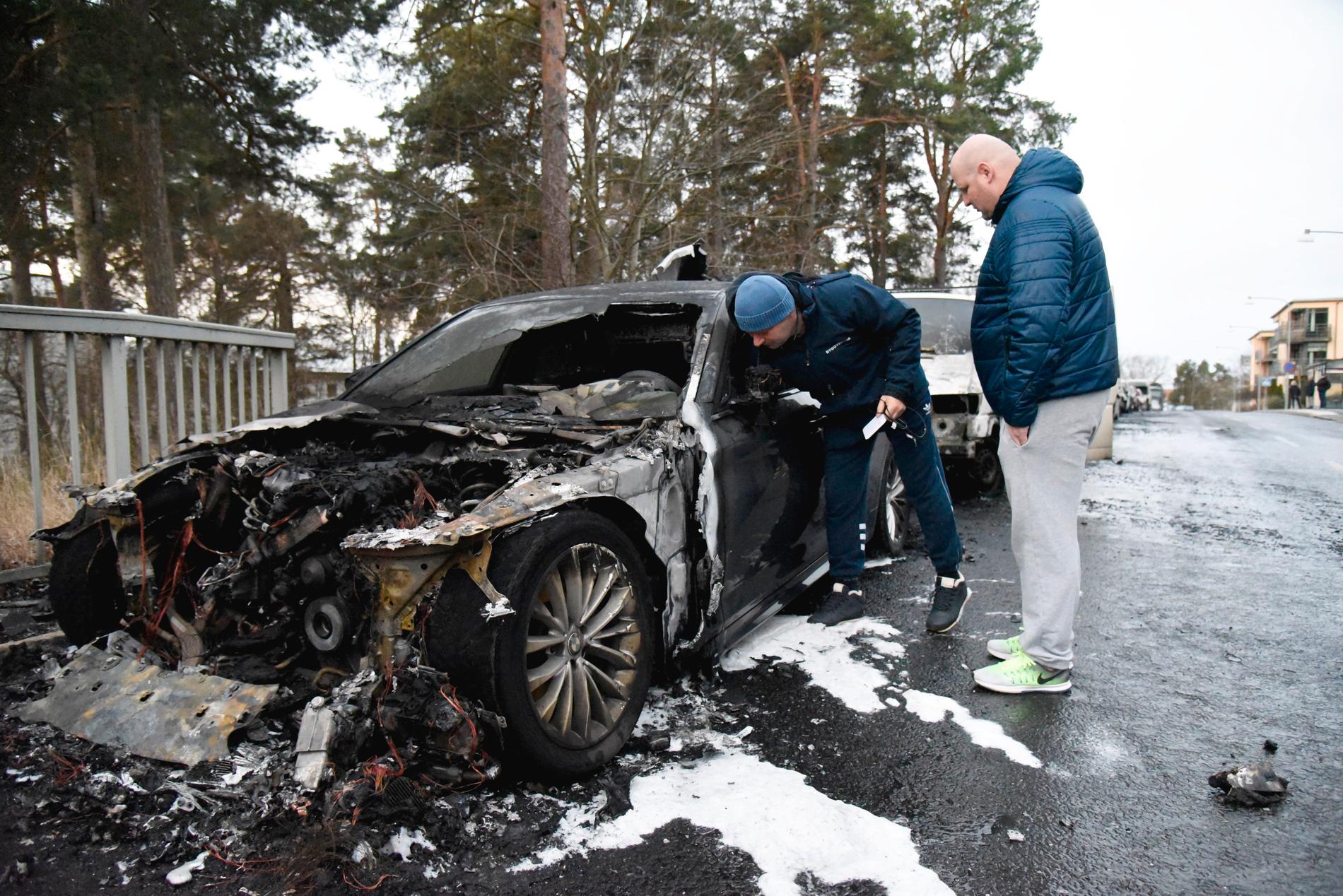 Ett flertal bilar förstördes i natt i en brand på en parkering i Östberga i södra Stockholm.