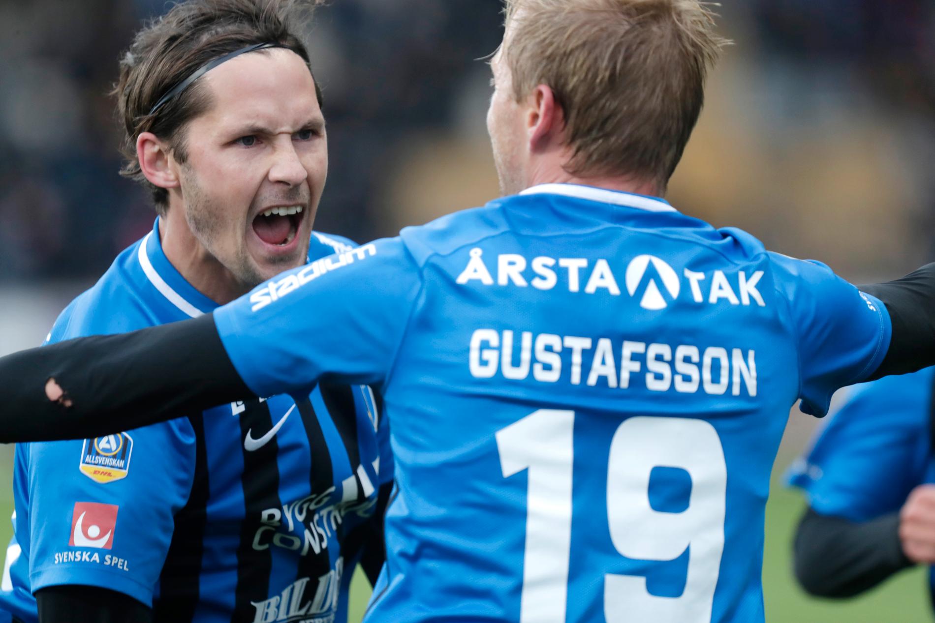 Sirius Philip Haglund jublar med Christer Gustafsson som just gjort 1–0 mot Helsingborg.