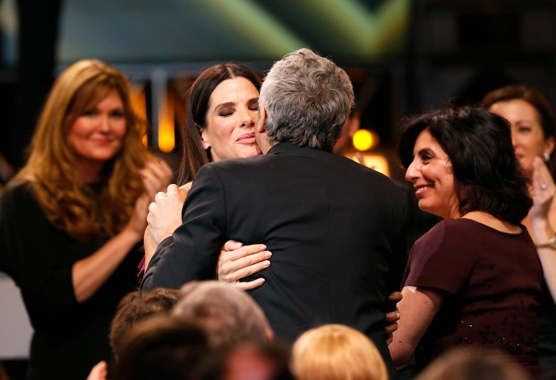 Sandra Bullock kramar om Alfonso Cuaron.