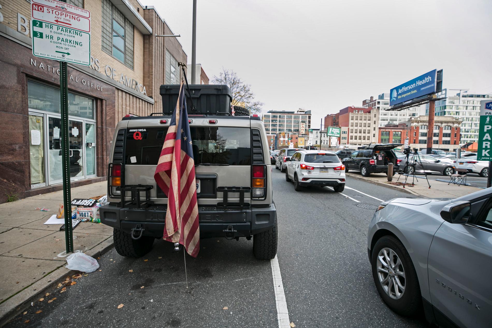 Polisen undersökte en bil med en amerikansk flagga Philadelphia.