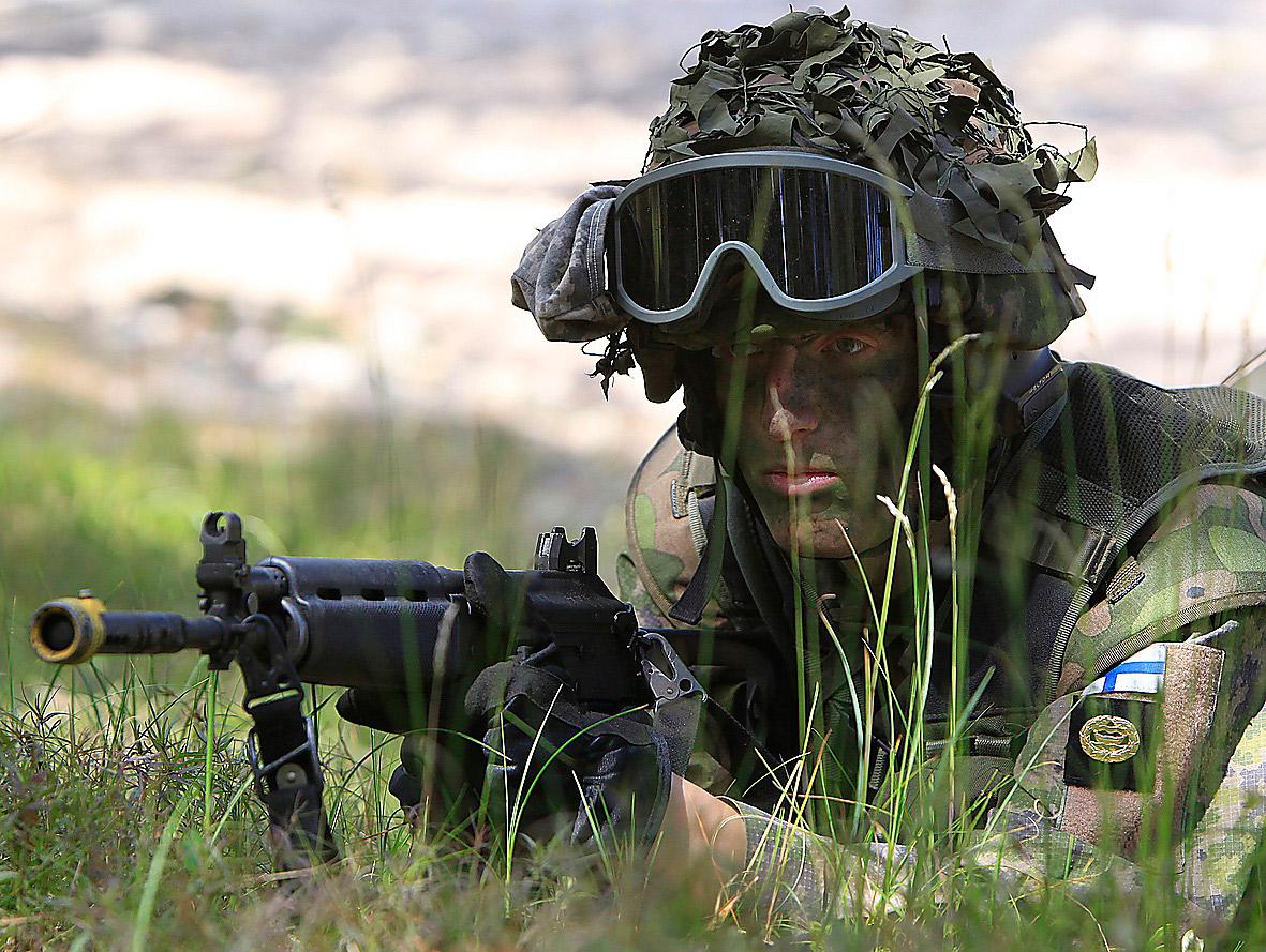 En finsk soldat övar tillsammans med Nato-styrkor i Polen.