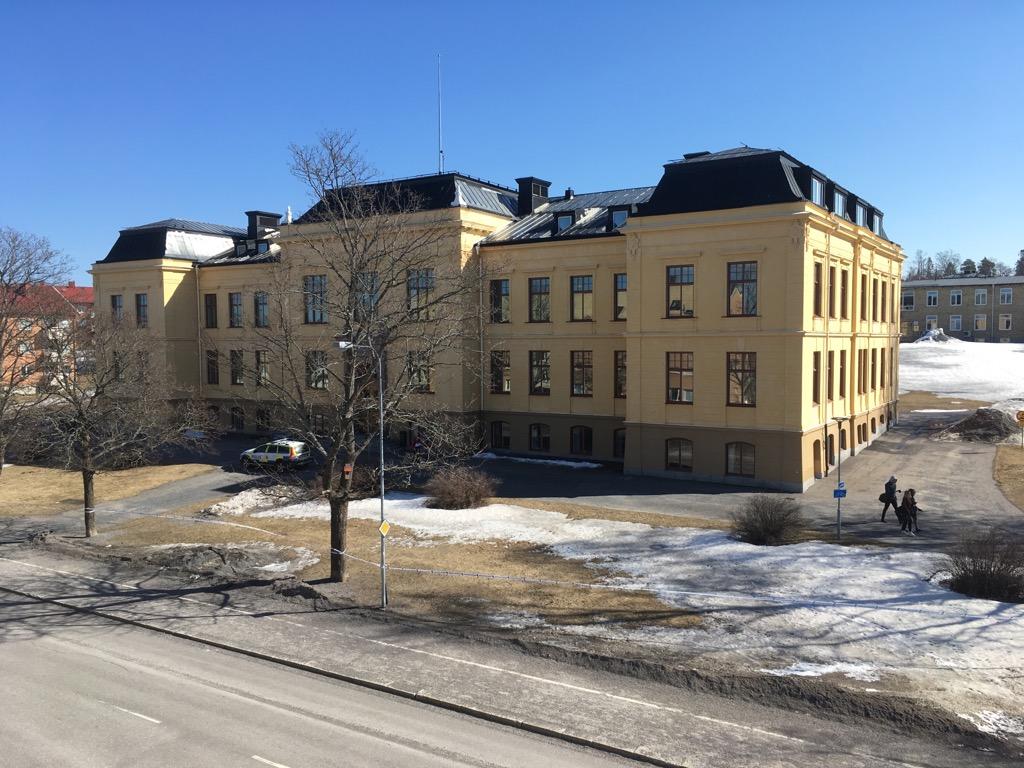 Beväpnad polis är på plats på ett gymnasium i Härnösand efter att en person med vapen påträffats på skolan.