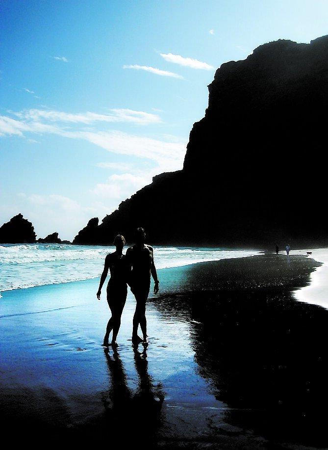 ”Playa de Nogales är nog världens vackraste strand”, säger det tyska paret som varit ensamma på stranden hela dagen.