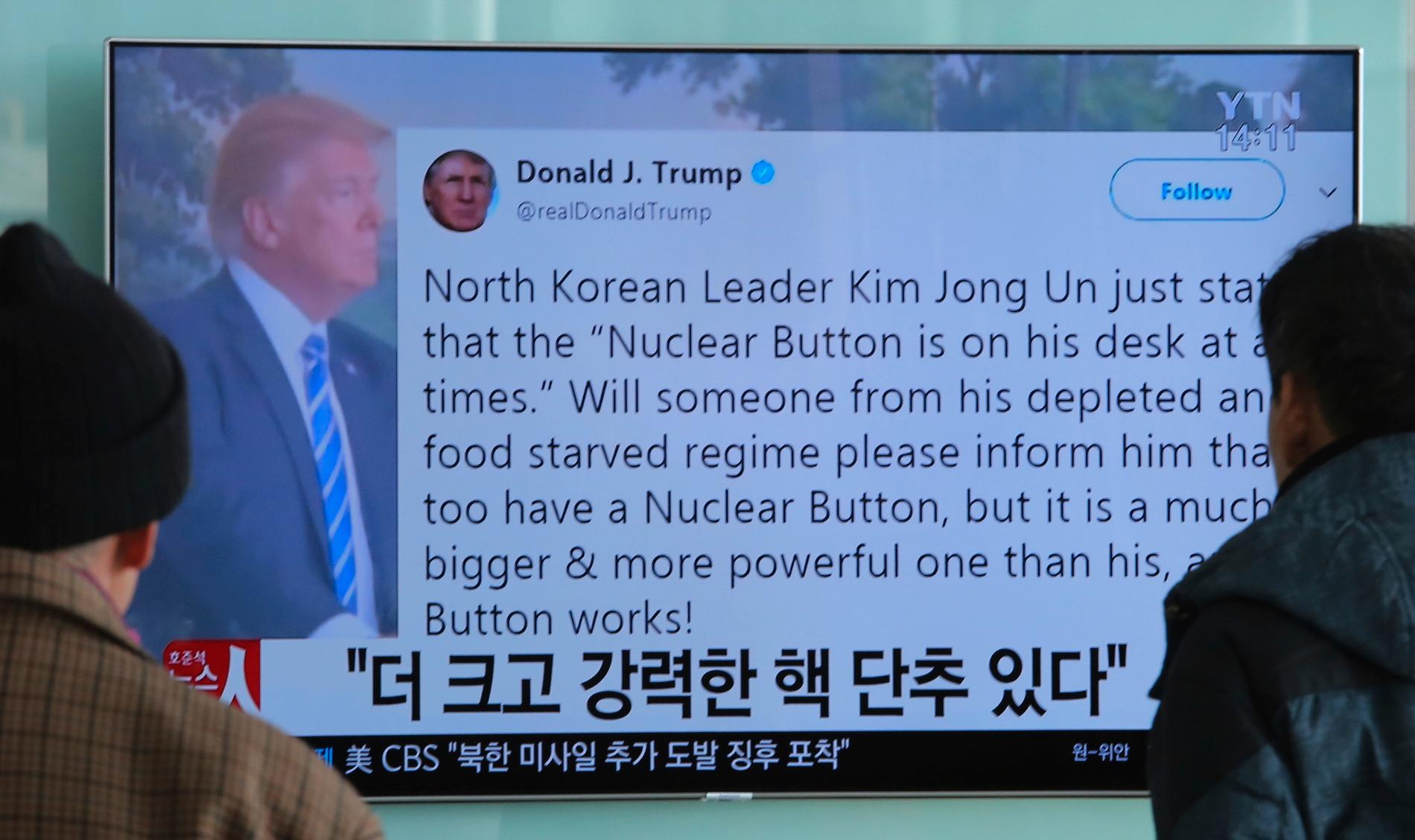 En av Donald Trumps tweets som spreds över världen var den där han efter kärnvapenhot från Nordkoreas ledare Kim Jong-Un uppmanar "någon från hans svältande regim" att USA "också har en kärnvapenknapp som är större och mer kraftfull". Bilden är från mars 2018.