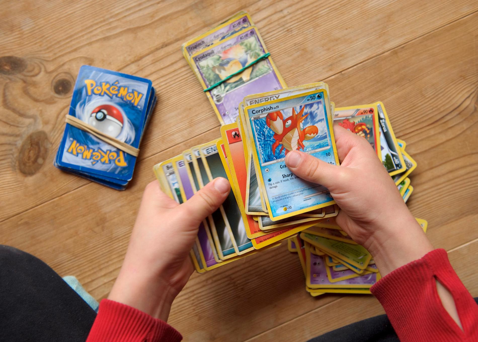 Det kan finnas flera goda skäl att gå igenom lådan med samlarkort så som pokémon. Arkivbild.